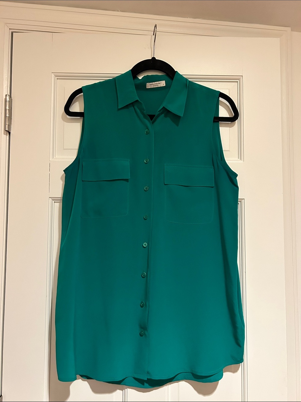 Equipment 100% Silk Sleeveless Button-Front Green Blouse with Classic Collar